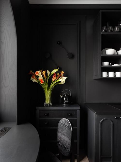 Атмосферная Сталинка дизайнера с черной кухней, обилием кожи, шпона и замши в отделке! 04