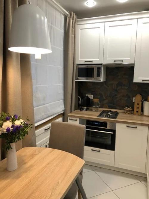 Какая маленькая кухня и как красиво и практично, получилось её обустроить. 01