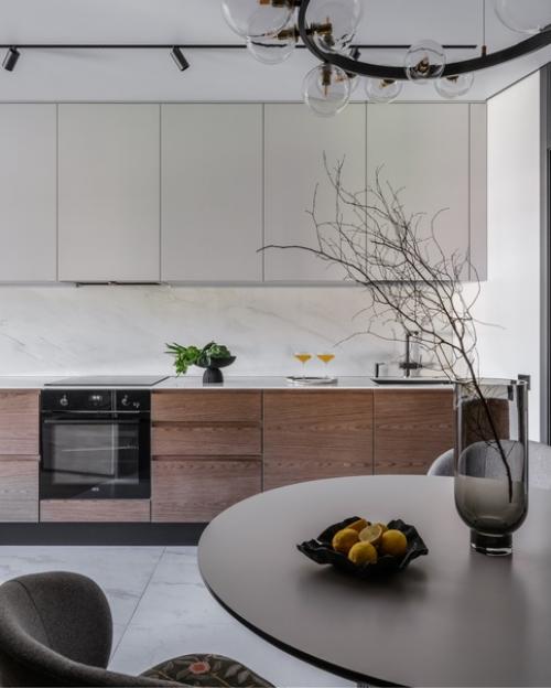 Реализованный функциональный интерьер с кухней в проходной зоне, объединенной со столовой и гостиной. 04