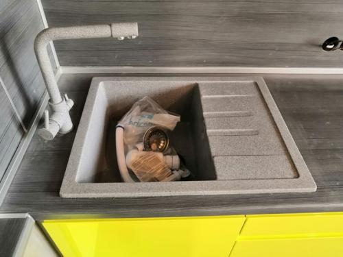 Мы решили отойти от стандартных серых и белых кухонь, которые сейчас модные и заказали желтую кухню. 04