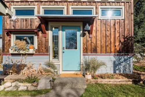 Канада, площадь около 25 м 2. необычный интерьер и очень компактная расстановка мебели. 01