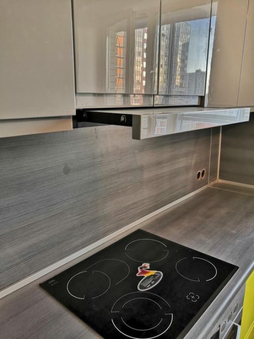 Мы решили отойти от стандартных серых и белых кухонь, которые сейчас модные и заказали желтую кухню. 06