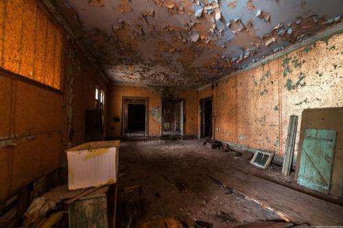 Как гласит надпись на мрачном здании Искусство Принадлежит Народу. 06