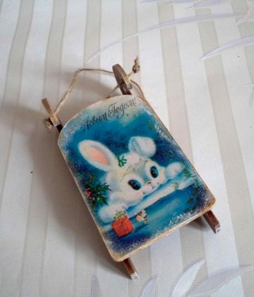 Деревянные саночки можно повесить на ёлочку или просто украсить интерьер вашего дома. 04