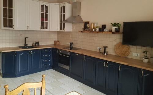 Здравствуйте.  По многочисленным просьбам решила показать почти законченную переделку моей кухни. 04