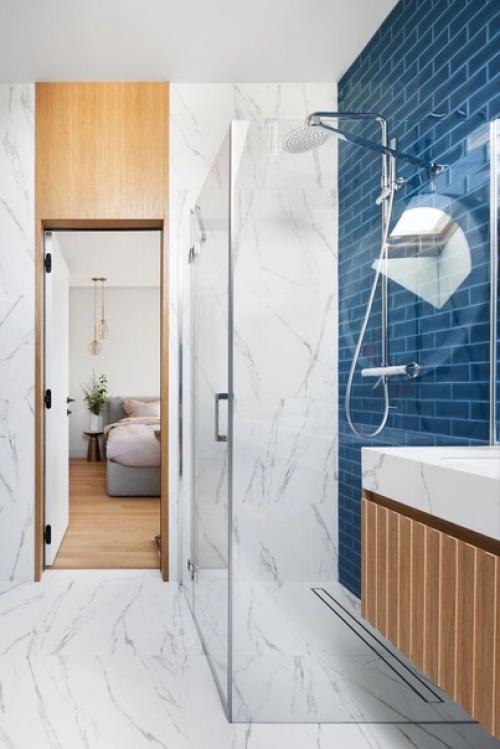 Белый + синий - два главных цвета для интерьеров в средиземноморском стиле, который актуален во все времена. 04