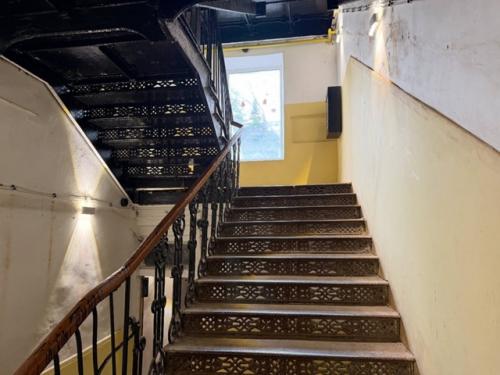 Известный дизайнер Артемий Лебедев побывал в гостях у блогера Юлии Самсоновой - той, что жаловалась на тяжелую жизнь на улице рождественской. 02