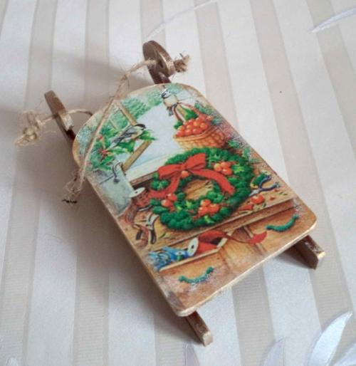 Деревянные саночки можно повесить на ёлочку или просто украсить интерьер вашего дома. 09