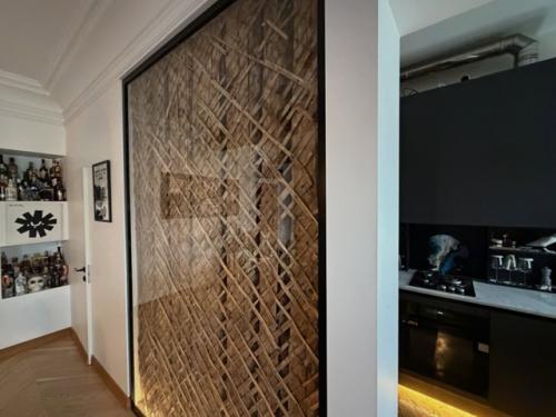 Известный дизайнер Артемий Лебедев побывал в гостях у блогера Юлии Самсоновой - той, что жаловалась на тяжелую жизнь на улице рождественской. 01