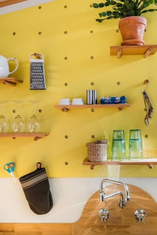 Канада, площадь около 25 м 2. необычный интерьер и очень компактная расстановка мебели. 08