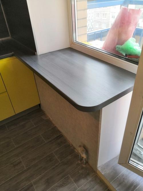 Мы решили отойти от стандартных серых и белых кухонь, которые сейчас модные и заказали желтую кухню. 01