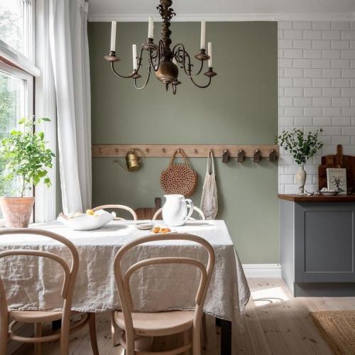 Комната в белых оттенках выглядит невероятно свежо и легко. 01