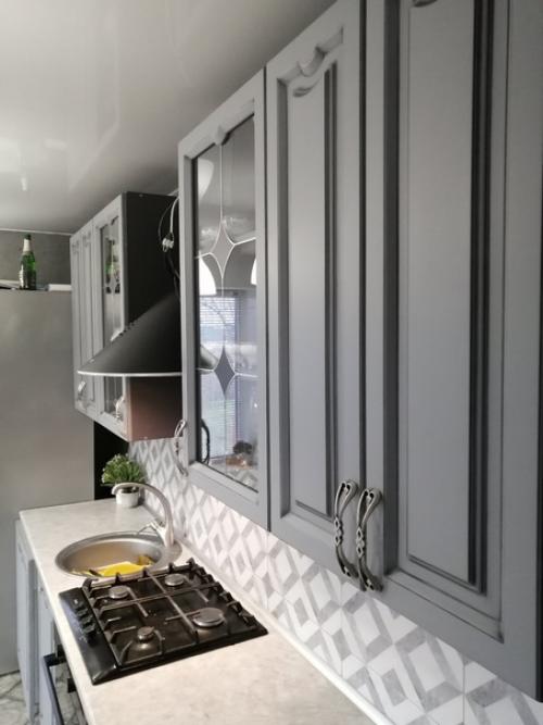 Классика современности. В последнее время все большую популярность завоёвывают простые линии кухонь без ручек. 01