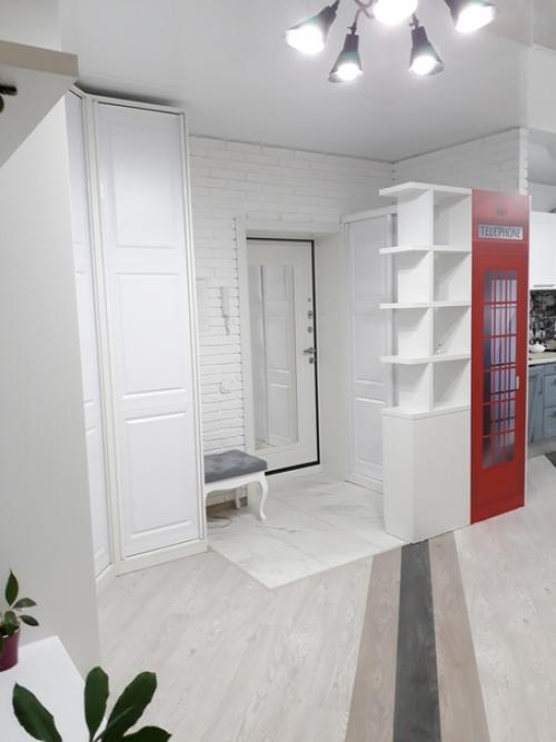 Необычное помещение.  Совмещает в себе прихожую, гостиную и кухню. 02