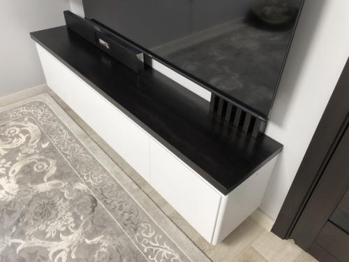 Мебель для тв, материалы внешней отделки: МДФ+ эмаль, МДФ+ шпон, столешница массив дуб. 01