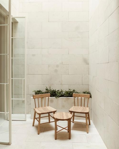 Дизайнер Карлос кутюрье создал минималистский интерьер для гостевого дома в мехико, черпая вдохновение в аскетичной стилистике шейкеров. 01