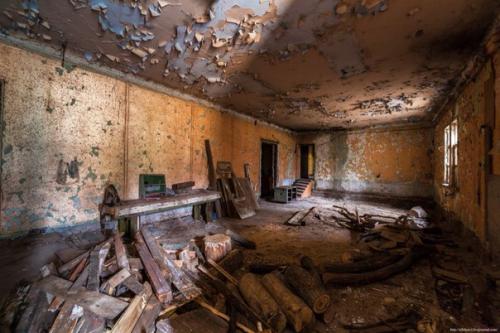 Как гласит надпись на мрачном здании Искусство Принадлежит Народу. 05