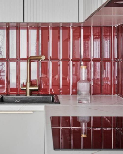 Очень приятный интерьер с яркими аккуратными акцентами. 03