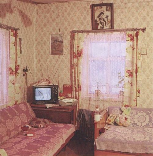 Скука смертная.  Вибрирование света, паутинкой расплывается солнечный пучок по стенам и потолку, налипает на шторах и вдруг исчезает на миг. 04