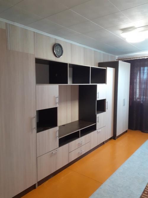 Хотя в головах сидит стереотип, что поиск мебели для гостевой комнаты сложен, есть один часто используемый в интерьере предмет - шкаф - стенка. 03