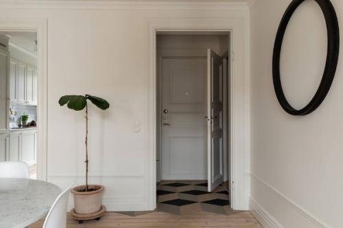 Интересен баланс с тёмными стенами в этой небольшой светлой квартире в Гётеборге (68 кв. 09