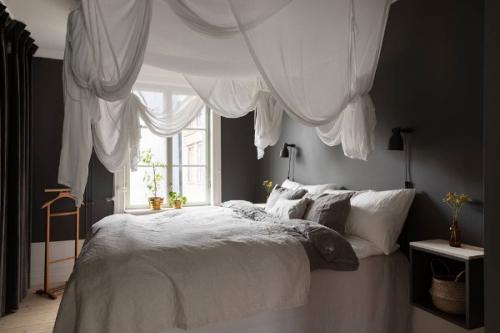 Интересен баланс с тёмными стенами в этой небольшой светлой квартире в Гётеборге (68 кв. 02