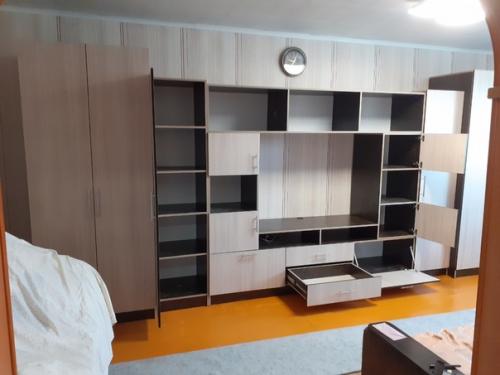 Хотя в головах сидит стереотип, что поиск мебели для гостевой комнаты сложен, есть один часто используемый в интерьере предмет - шкаф - стенка. 01