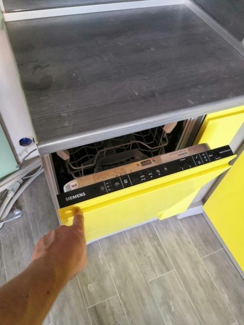 Мы решили отойти от стандартных серых и белых кухонь, которые сейчас модные и заказали желтую кухню. 07