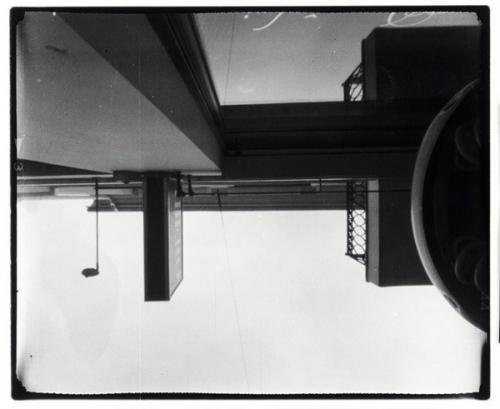 Скука смертная.  Вибрирование света, паутинкой расплывается солнечный пучок по стенам и потолку, налипает на шторах и вдруг исчезает на миг. 05