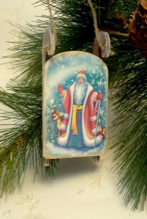 Деревянные саночки можно повесить на ёлочку или просто украсить интерьер вашего дома. 01