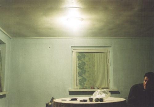 Скука смертная.  Вибрирование света, паутинкой расплывается солнечный пучок по стенам и потолку, налипает на шторах и вдруг исчезает на миг. 07