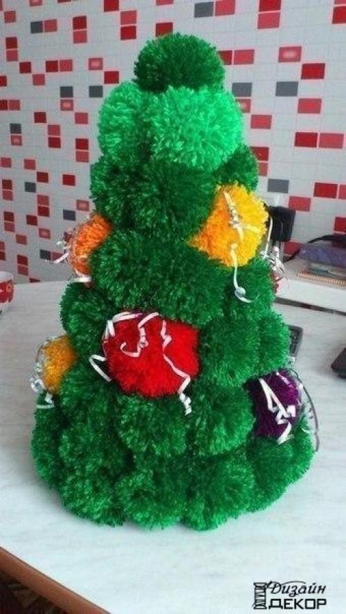 Новогодняя елочка из помпонов?