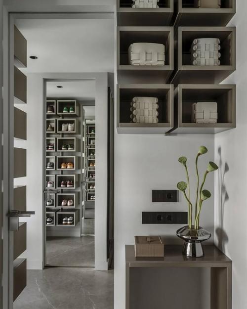 Дизайнеры спроектировали интерьер квартиры в московской новостройке для молодого человека, отталкиваясь в работе в первую очередь от его хобби. 06