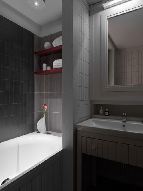 Атмосферная Сталинка дизайнера с черной кухней, обилием кожи, шпона и замши в отделке! 08