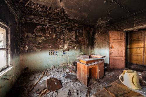 Как гласит надпись на мрачном здании Искусство Принадлежит Народу. 04