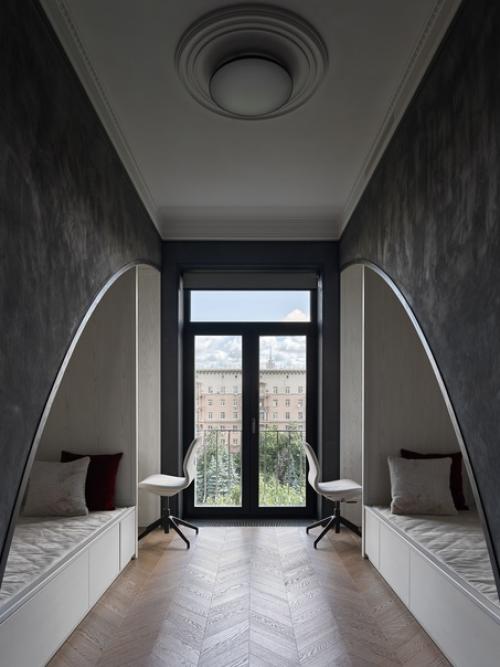 Атмосферная Сталинка дизайнера с черной кухней, обилием кожи, шпона и замши в отделке! 06