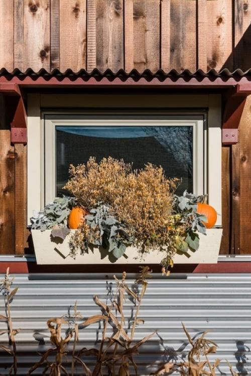 Канада, площадь около 25 м 2. необычный интерьер и очень компактная расстановка мебели. 02