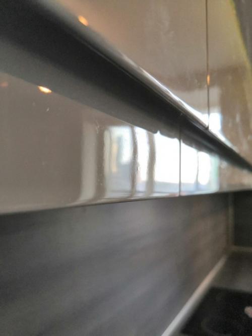 Мы решили отойти от стандартных серых и белых кухонь, которые сейчас модные и заказали желтую кухню. 08