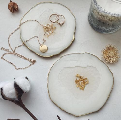 Совсем недавно я для себя эпоксидную смолу открыла. 01