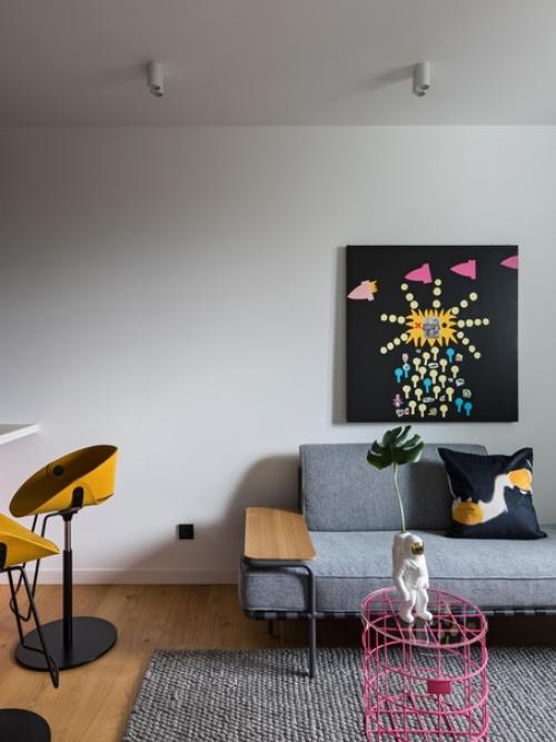 Хозяйка квартиры - молодая девушка, работающая в IT - сфере. 04