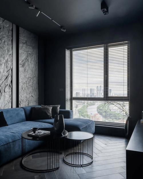 Маленькие квартиры зачастую оформляют в светлых тонах, чтобы визуально расширить помещение. 09