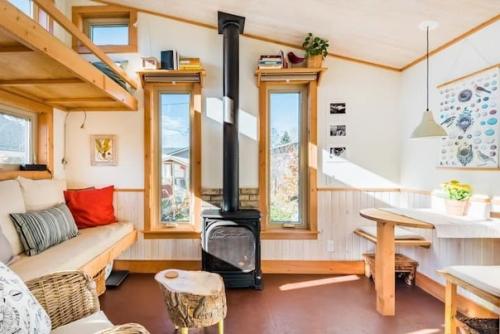 Канада, площадь около 25 м 2. необычный интерьер и очень компактная расстановка мебели. 03