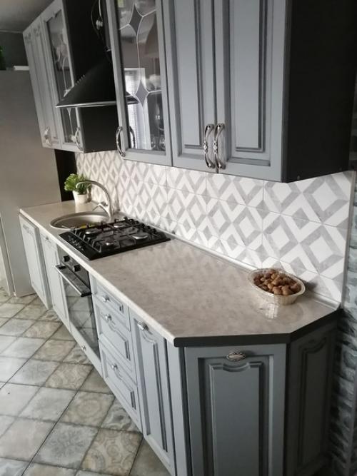 Классика современности. В последнее время все большую популярность завоёвывают простые линии кухонь без ручек. 02