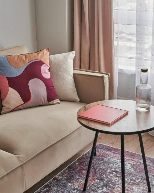 Очень приятный интерьер с яркими аккуратными акцентами. 06