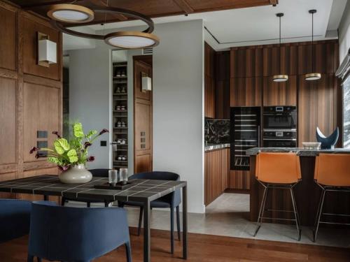 Дизайнеры спроектировали интерьер квартиры в московской новостройке для молодого человека, отталкиваясь в работе в первую очередь от его хобби. 07