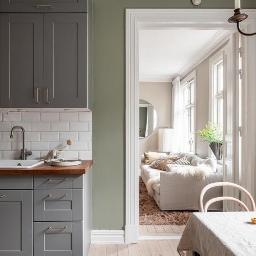 Комната в белых оттенках выглядит невероятно свежо и легко. 02