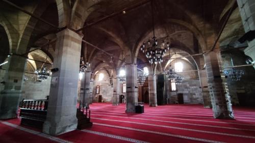 Главная достопримечательность аксарая мечеть улу (Ulu Camii), памятник сельджукской архитектуры, построена в 1409 году! 05