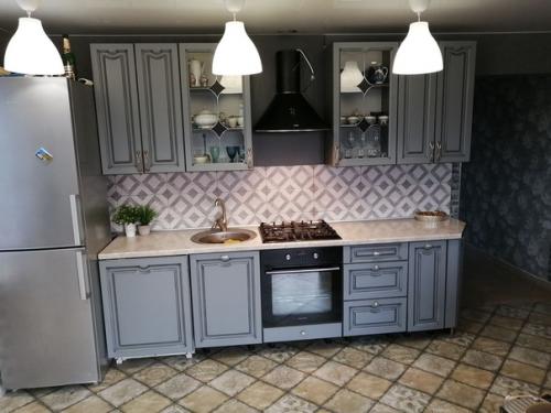 Классика современности. В последнее время все большую популярность завоёвывают простые линии кухонь без ручек. 03