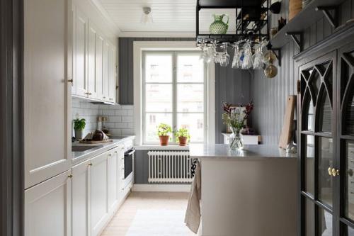 Интересен баланс с тёмными стенами в этой небольшой светлой квартире в Гётеборге (68 кв. 06