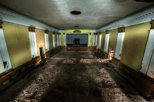 Как гласит надпись на мрачном здании Искусство Принадлежит Народу. 02